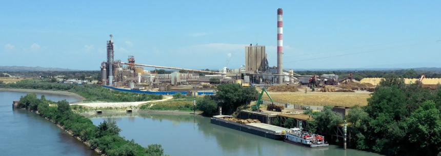 Unloading wood from a barge at Fibre Excellence Provence